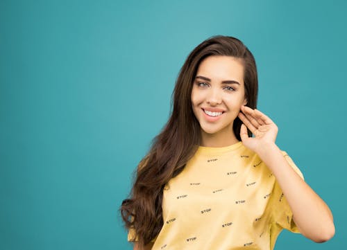 Photo De Femme En Chemise Jaune