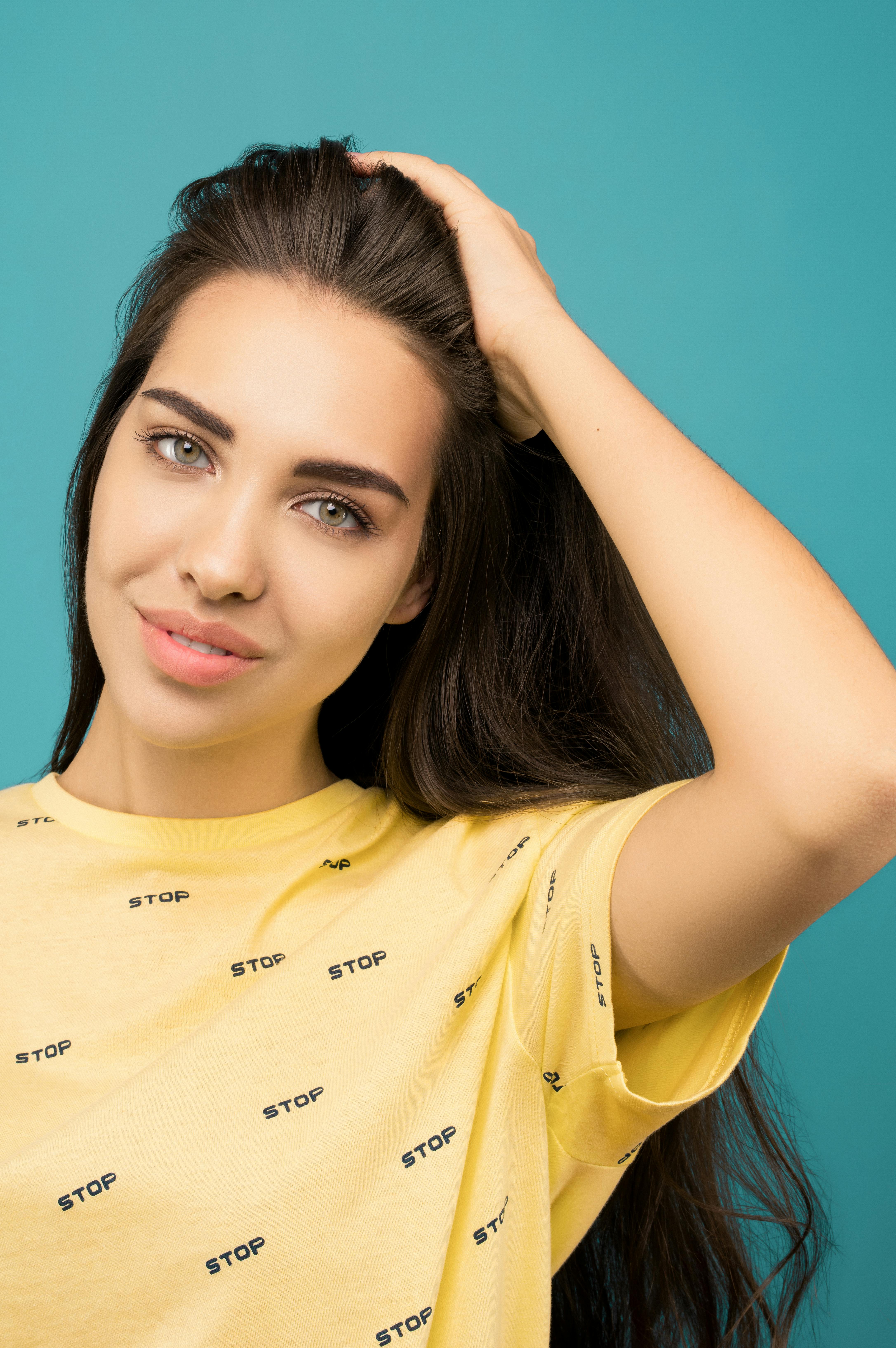 Mujer En Camiseta Amarilla Con Cuello Redondo · Fotos de stock gratuitas