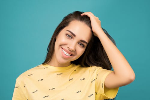 Gratis Foto De Mujer Sonriente En Camisa Amarilla Foto de stock