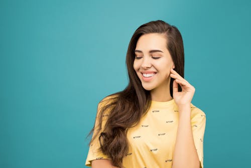 Femme En T Shirt à Col Rond Jaune Souriant