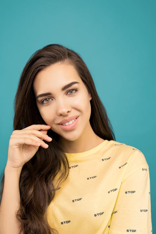 Foto De Mujer Con Camisa Amarilla