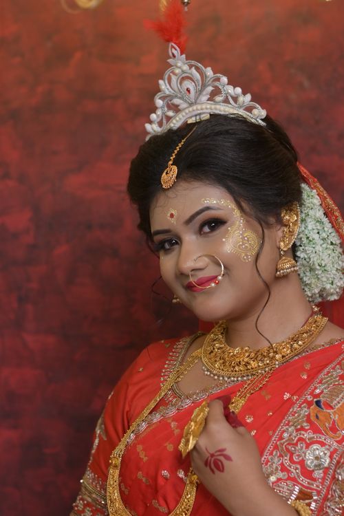 Free Portrait of a beautiful Indian bride in traditional bridal attire from Kolkata, West Bengal, India. Stock Photo