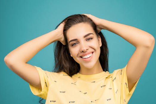 一位开朗的女人穿着黄色衬衫，在蓝色背景下摆姿势