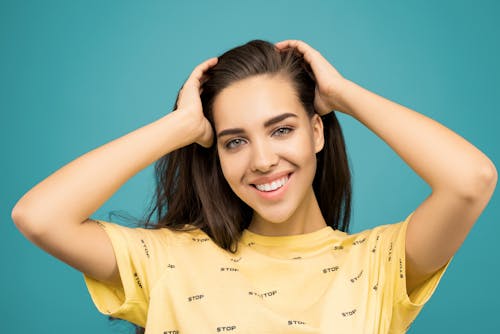 Foto Van Vrouw In Geel Overhemd