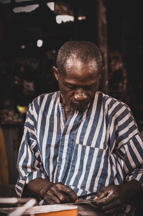 бесплатная Разделочная доска африканского человека в мастерской Стоковое фото