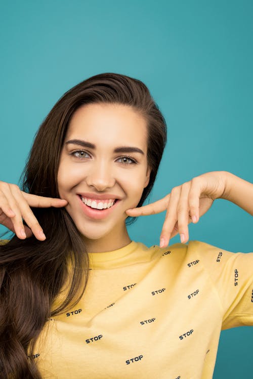 Foto Van Vrouw Draagt Geel Shirt