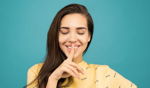 Foto Del Primo Piano Della Donna In Camicia Gialla