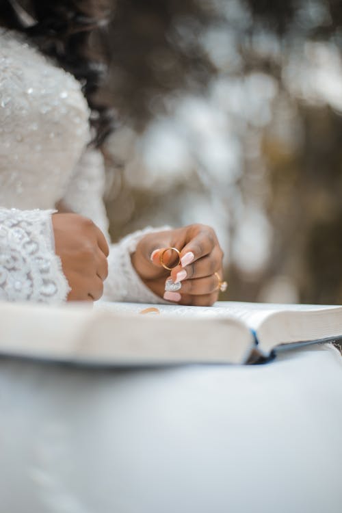 Gratis Pangkas Pengantin Memegang Cincin Dan Membaca Sumpah Pernikahan Foto Stok