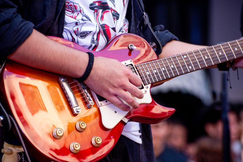 Młody muzyk z gitarą elektryczną