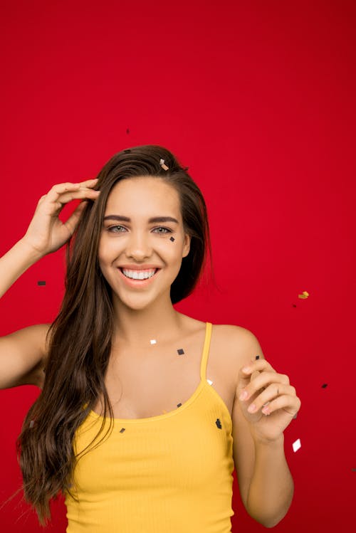 Foto Van Vrouw In Gele Tanktop