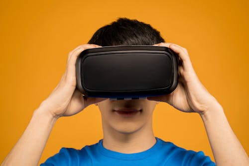 Man In Blauwe Bemanningshals Zetten Een Vr Headset Op