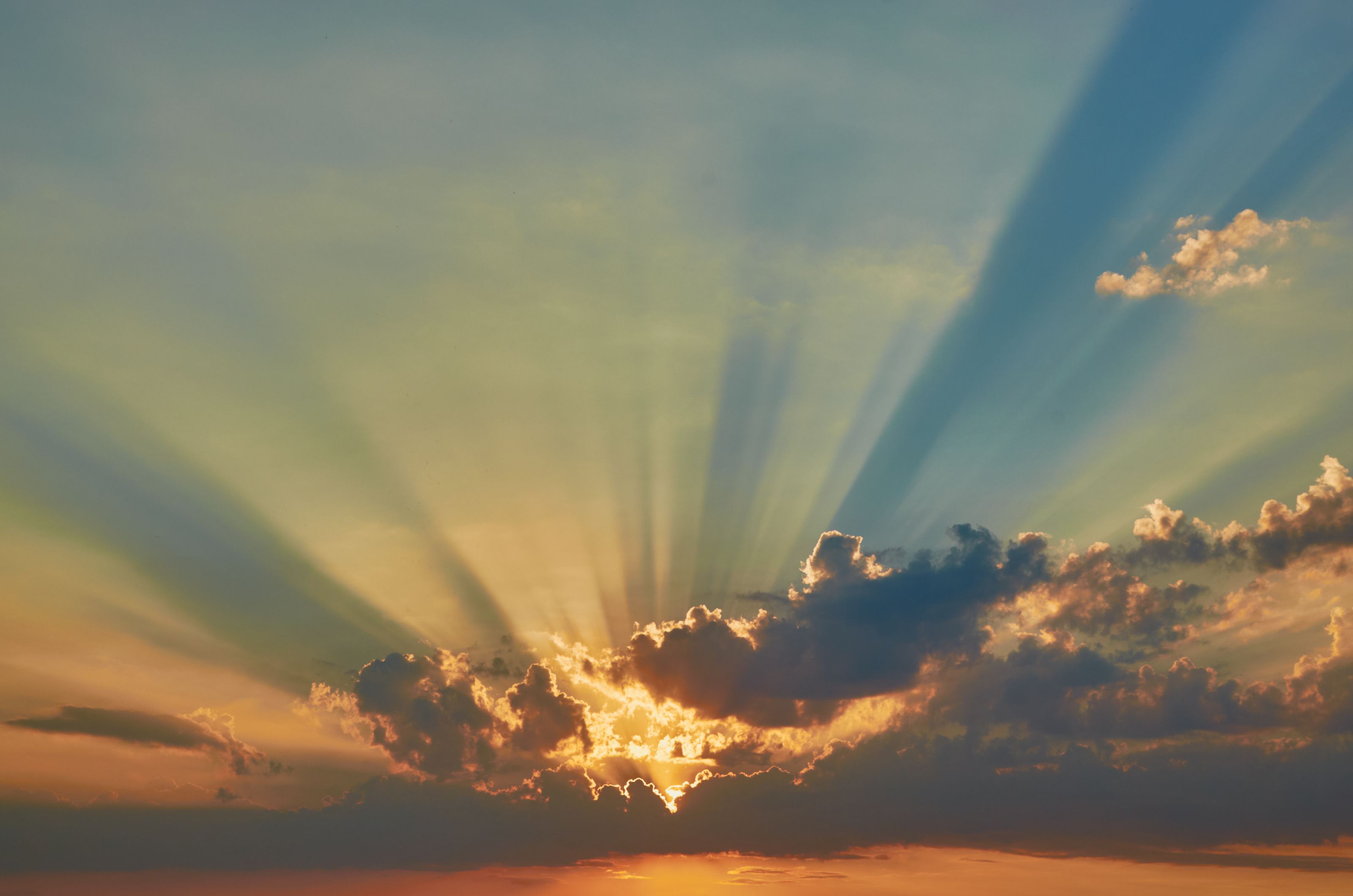 Cielo despejado con rayos de sol