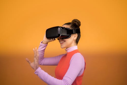 女人享受她的虛擬現實的護目鏡
