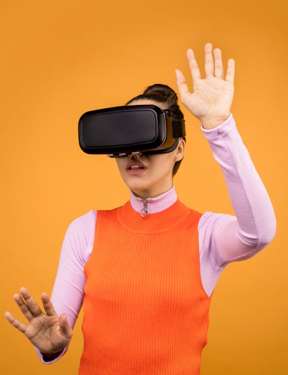 Frau In Orange Und Rosa Langarmhemd Mit Schwarzer Vr Brille