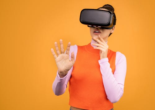 Vrouw In Shirt Met Lange Mouwen Vr Headset Dragen