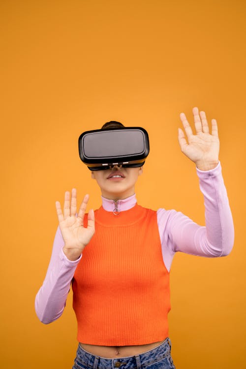 Mulher Experimentando A Maravilha Da Realidade Virtual