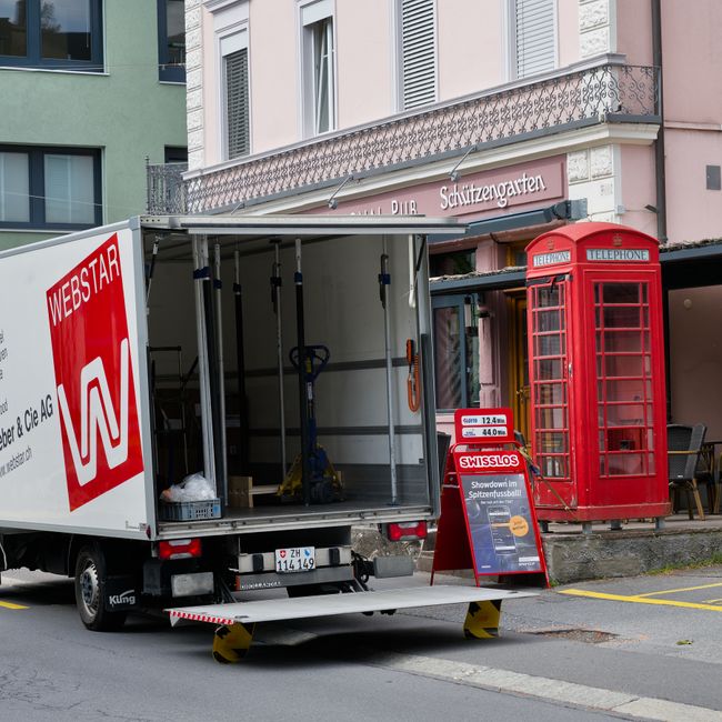 A home parcel delivery photographed by Jean-Paul Wettstein on Pexels