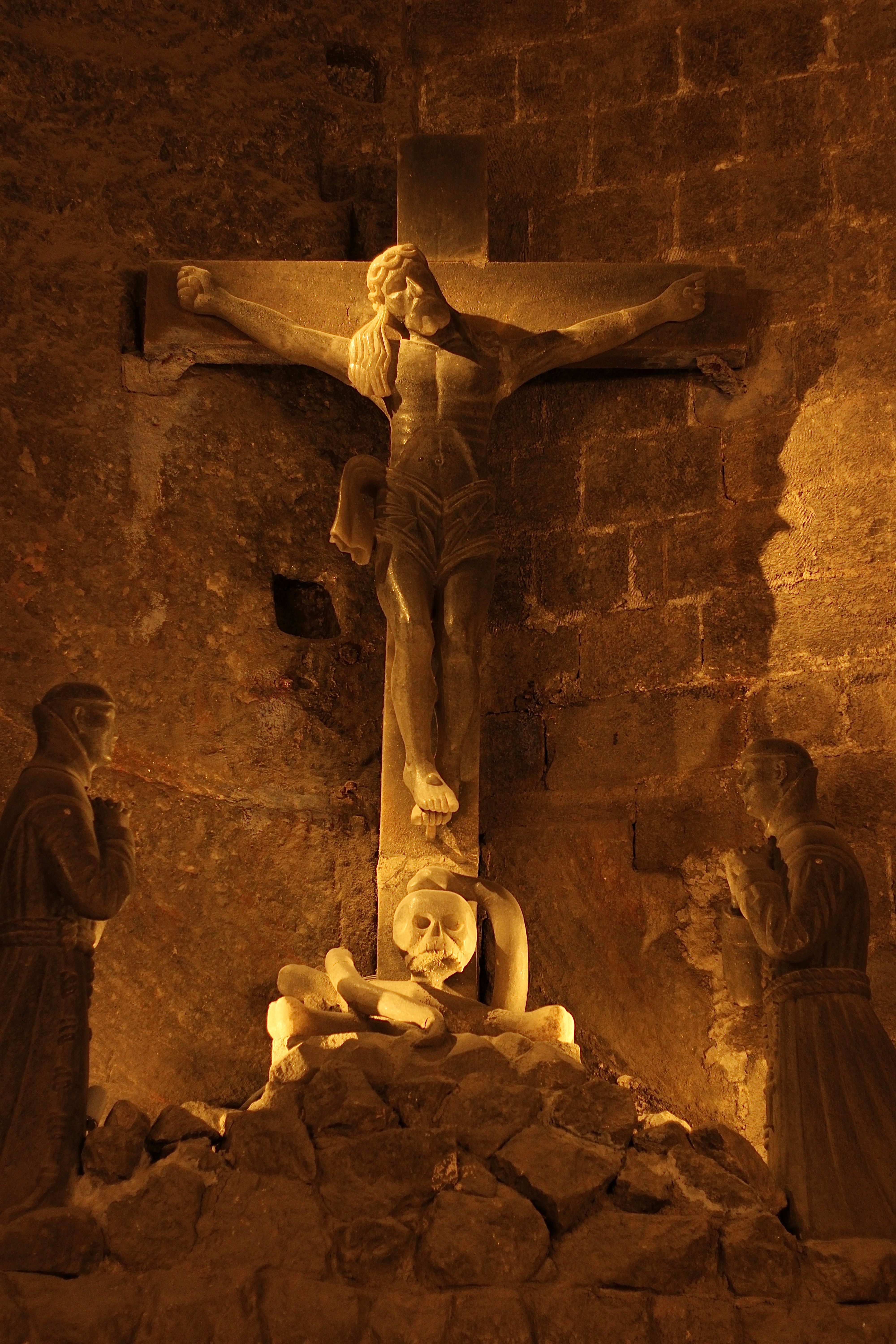Capelă subterană sculptată în sare în mina Wieliczka, cu figuri și lumini