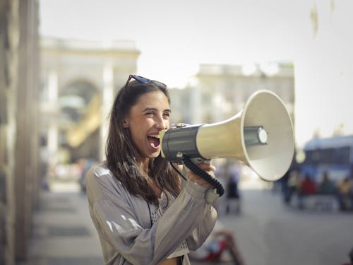 Enthousiaste Jeune Femme Criant Dans Un Mégaphone