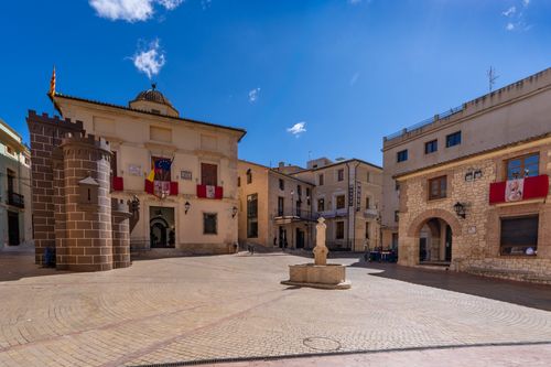 Free Picturesque view of Biar town square, Comunidad Valenciana, featuring lovely architecture under a clear blue sky. Stock Photo