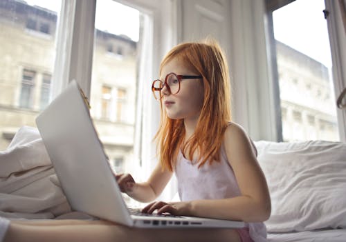 Uma Garota Assistindo A Um Filme No Laptop Do Computador