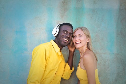 Pareja Diversa Alegre Sonriendo Y Mirando A Otro Lado