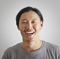 헤드폰을 끼고 무언가를 녹음하는 사람