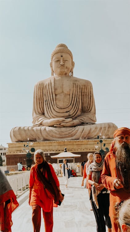 Personas étnicas Que Visitan La Famosa Vista Budista En La India