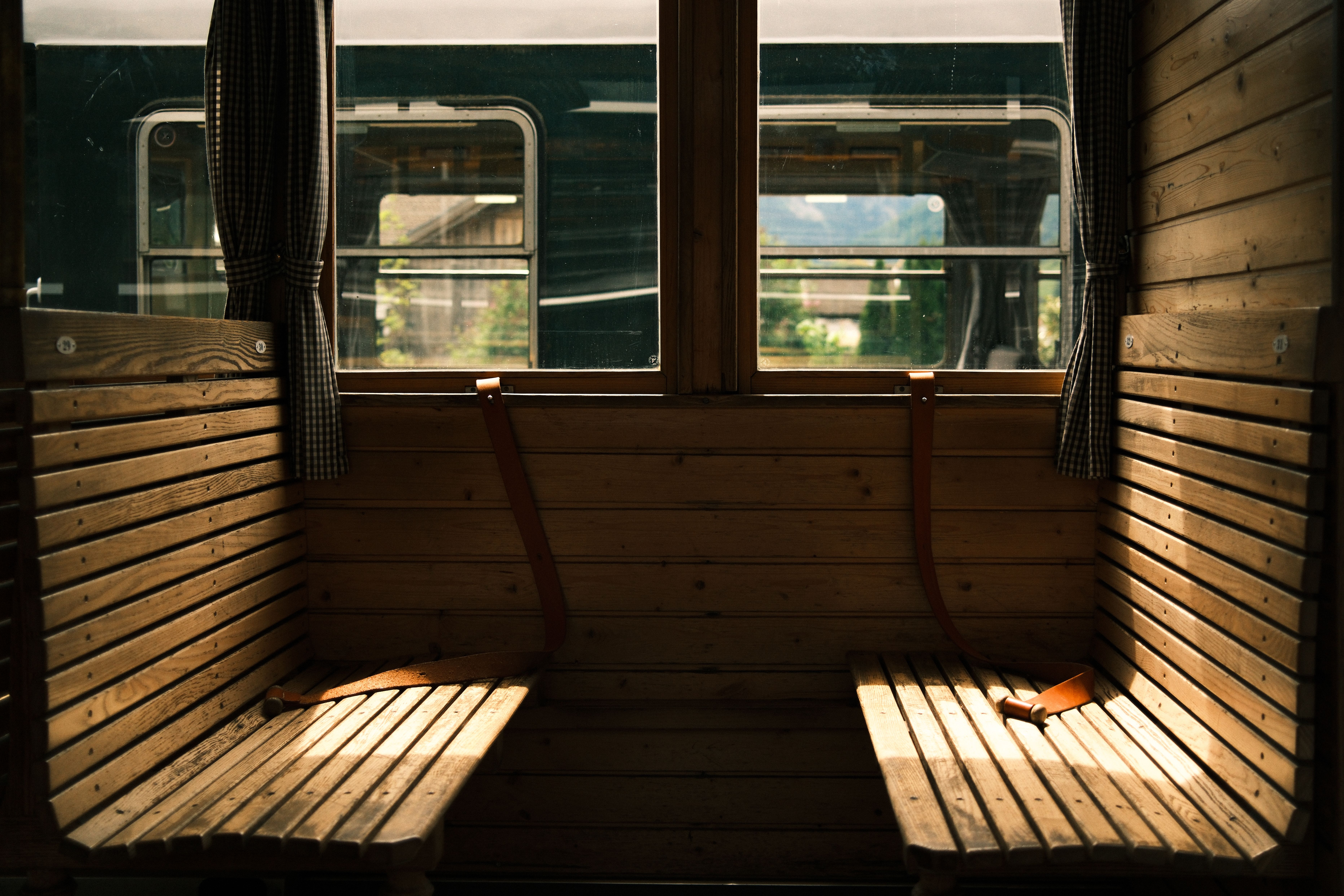 Interior de tren vintage con asientos restaurados