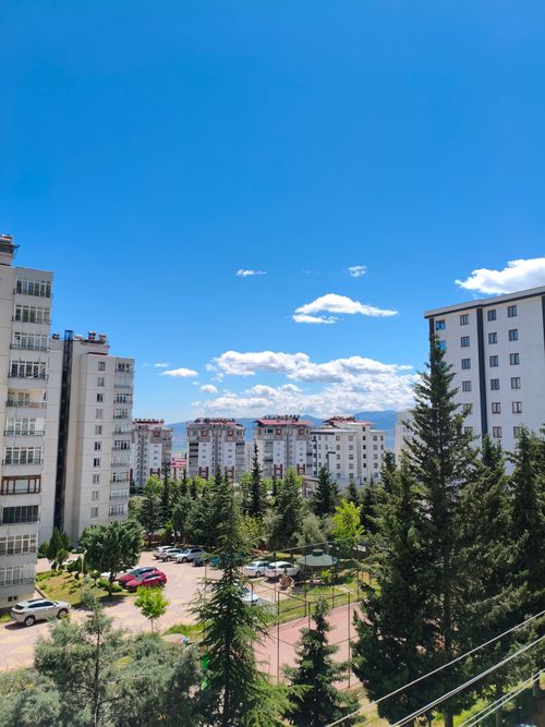 Free Bright day in Kahramanmaraş with tall buildings and lush greenery under a clear sky. Stock Photo