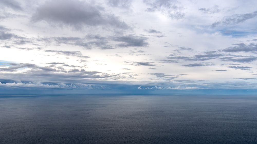 Priveliște largă asupra oceanului de pe falezele de lângă Câmara de Lobos, Madeira