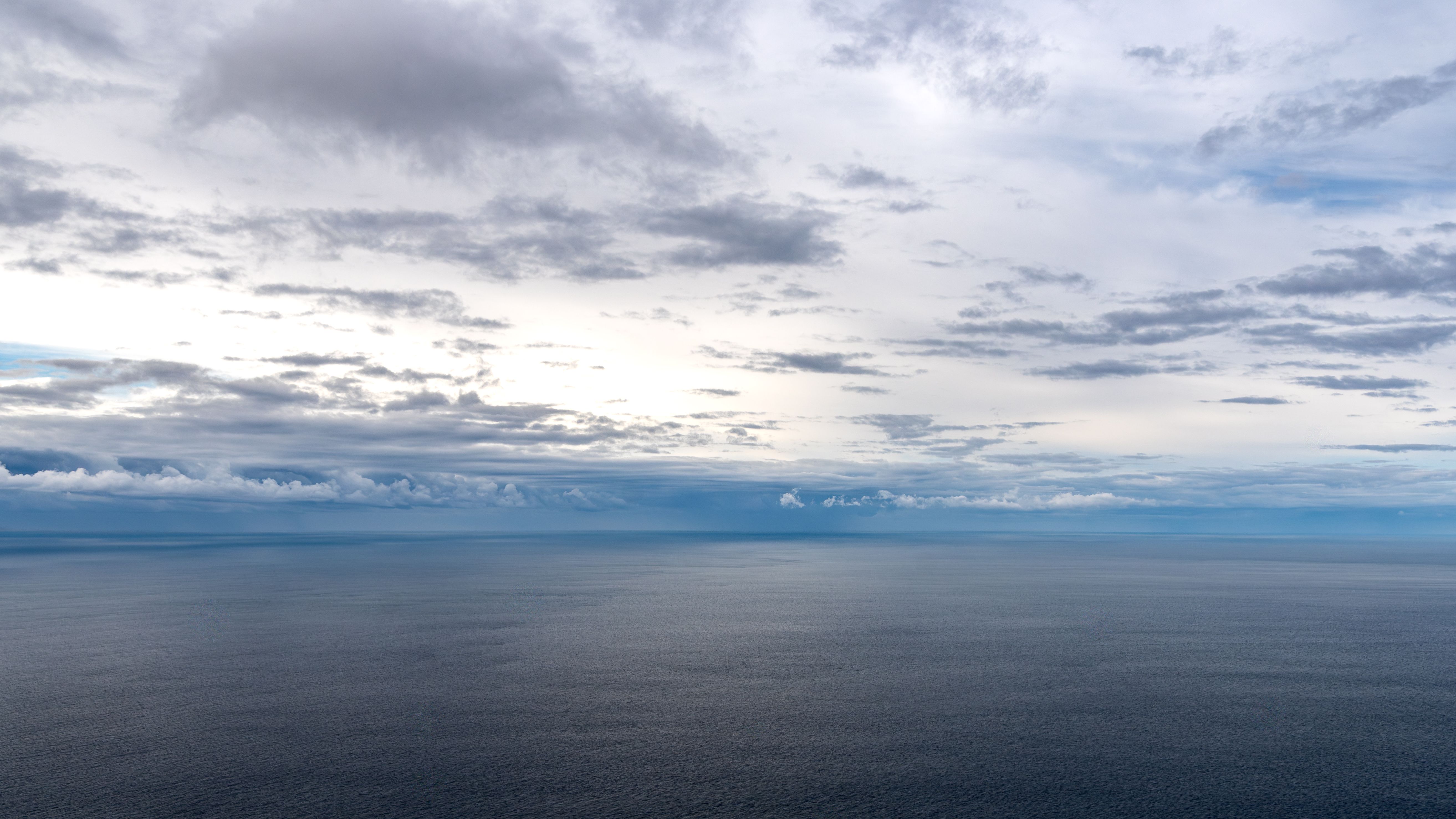 gratis Kalme oceaanhorizon met bewolkte luchten gezien vanaf Câmara de Lobos, Madeira. Stockfoto