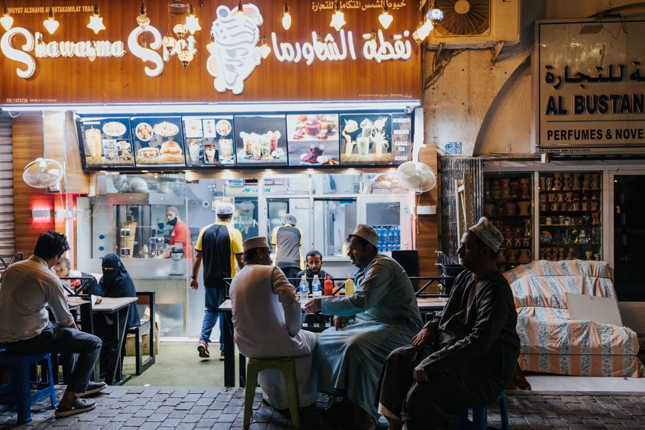 Food tour des petits restaurants de quartier à Al-Khuwair avec le guide foodie local Mansur