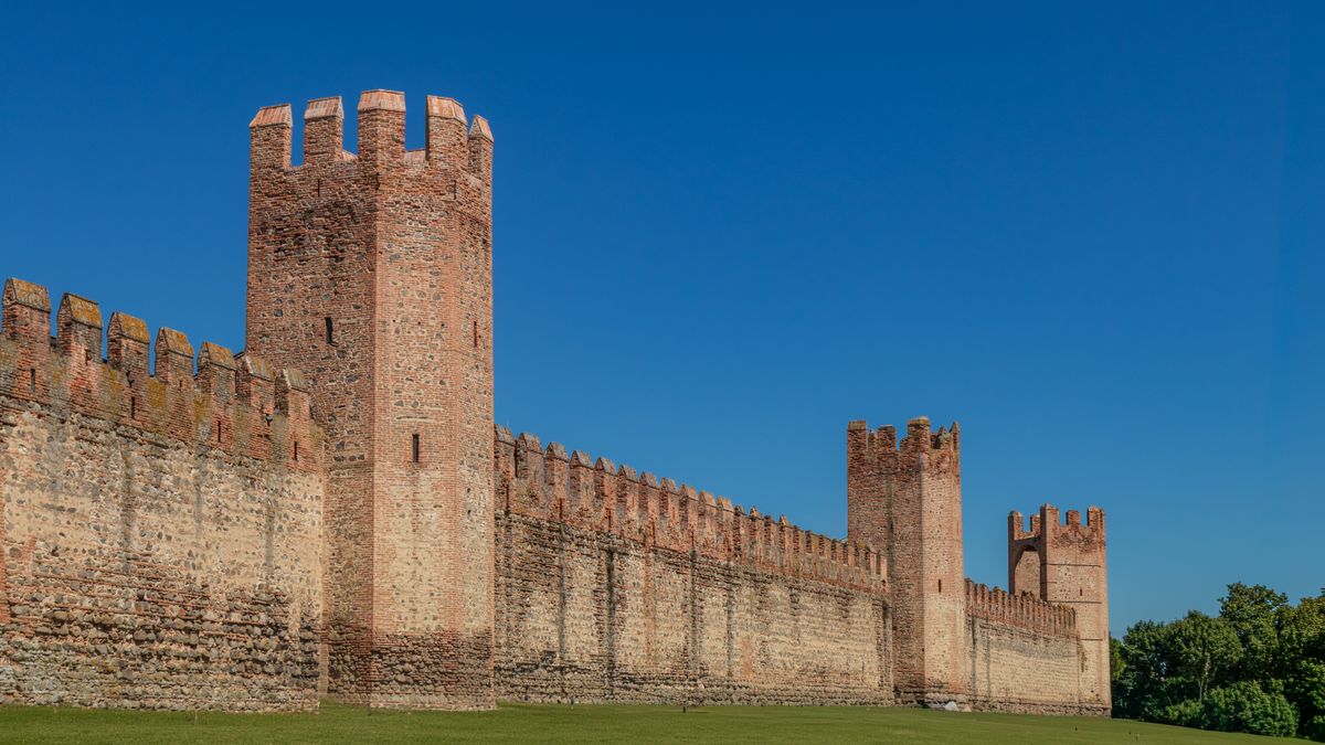Zidurile medievale de cărămidă ale Montagnanei, în Veneto