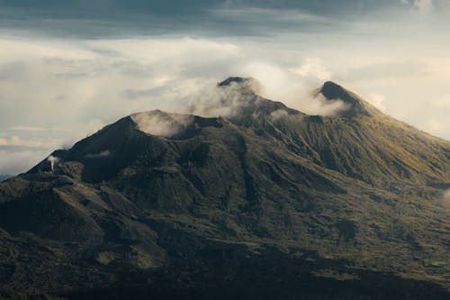 火山鸟瞰图照片