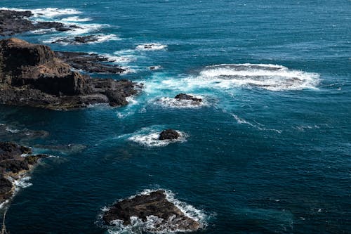 海上岩石形成的照片