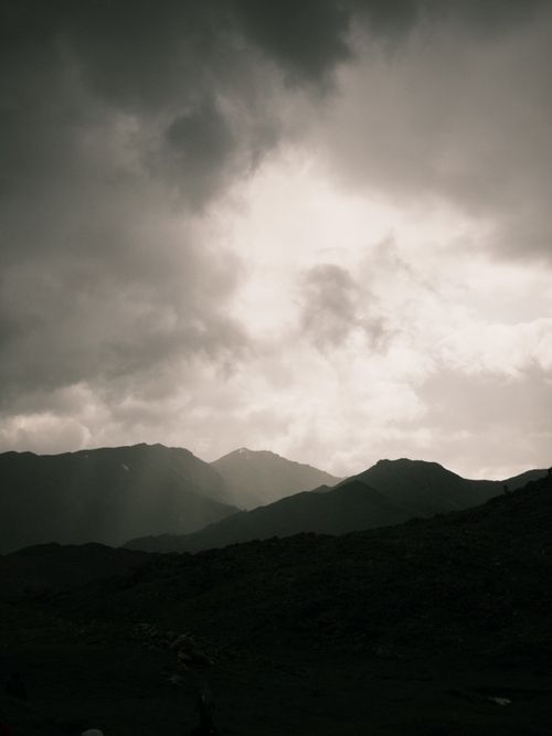 Free Moody mountain range under dramatic cloudy sky, capturing the essence of solitude and wilderness. Stock Photo
