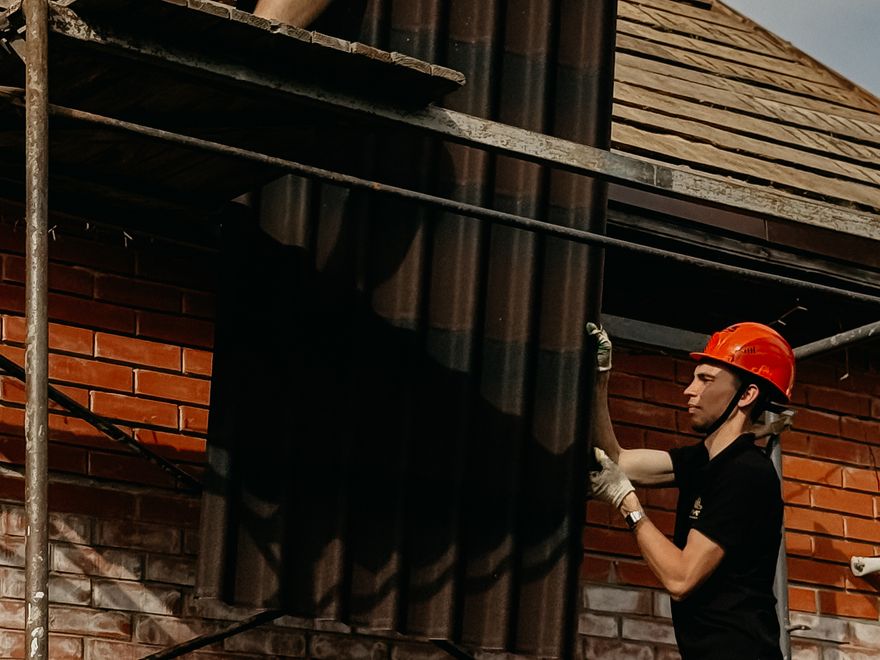 Operatori su ponteggio durante lavori sulla copertura