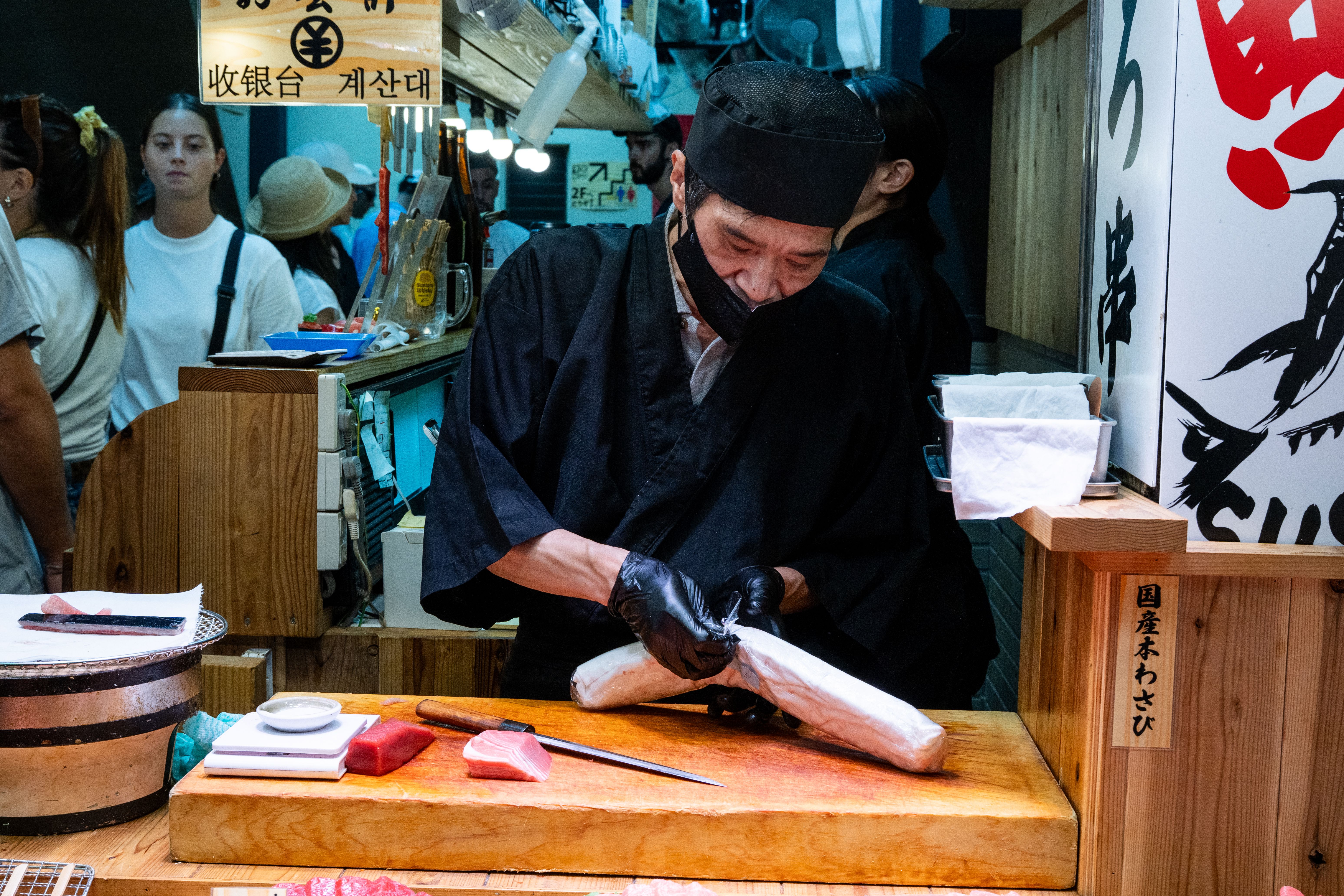 Pasar tradisional makanan Jepang di Kyoto dengan chef menyiapkan sushi segar