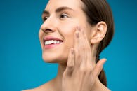 一位面带微笑的女性特写肖像，妆容自然，展现出自信与美丽