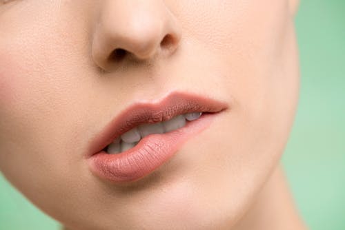 Kostenlos Frau Beißt Ihre Lippen Stock-Foto