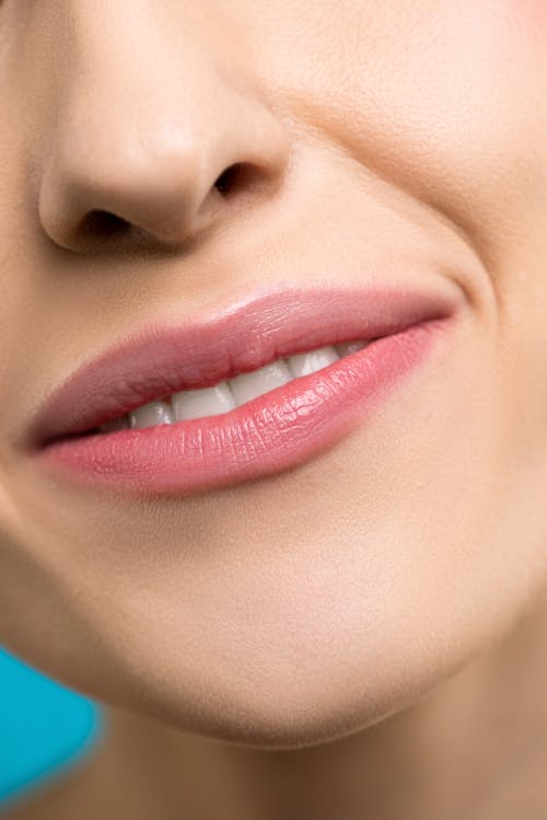 Wanita Dengan Lipstik Merah Tersenyum