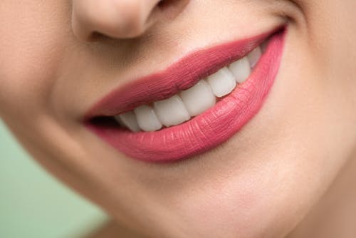 gratis Vrouw Met Rode Lippenstift Glimlachen Stockfoto