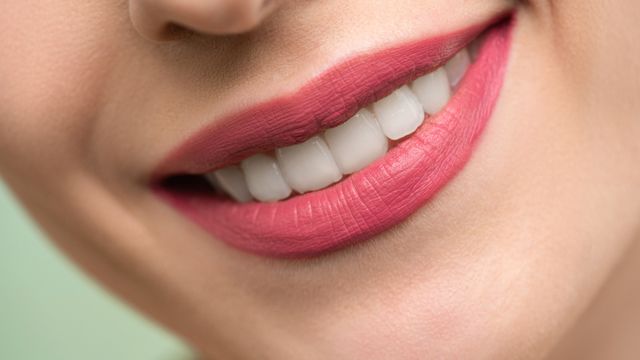 Detalhe das mãos de especialista segurando dermógrafo em clínica de estética elegante em Bauru.