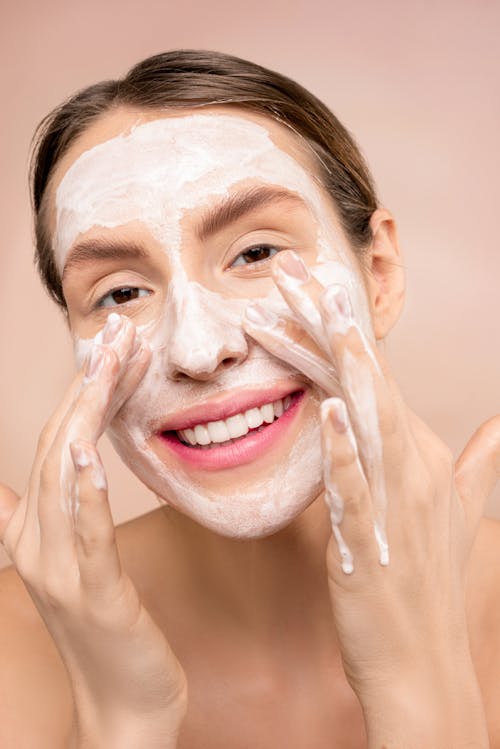 無料 石鹸で顔を洗う女性 写真素材