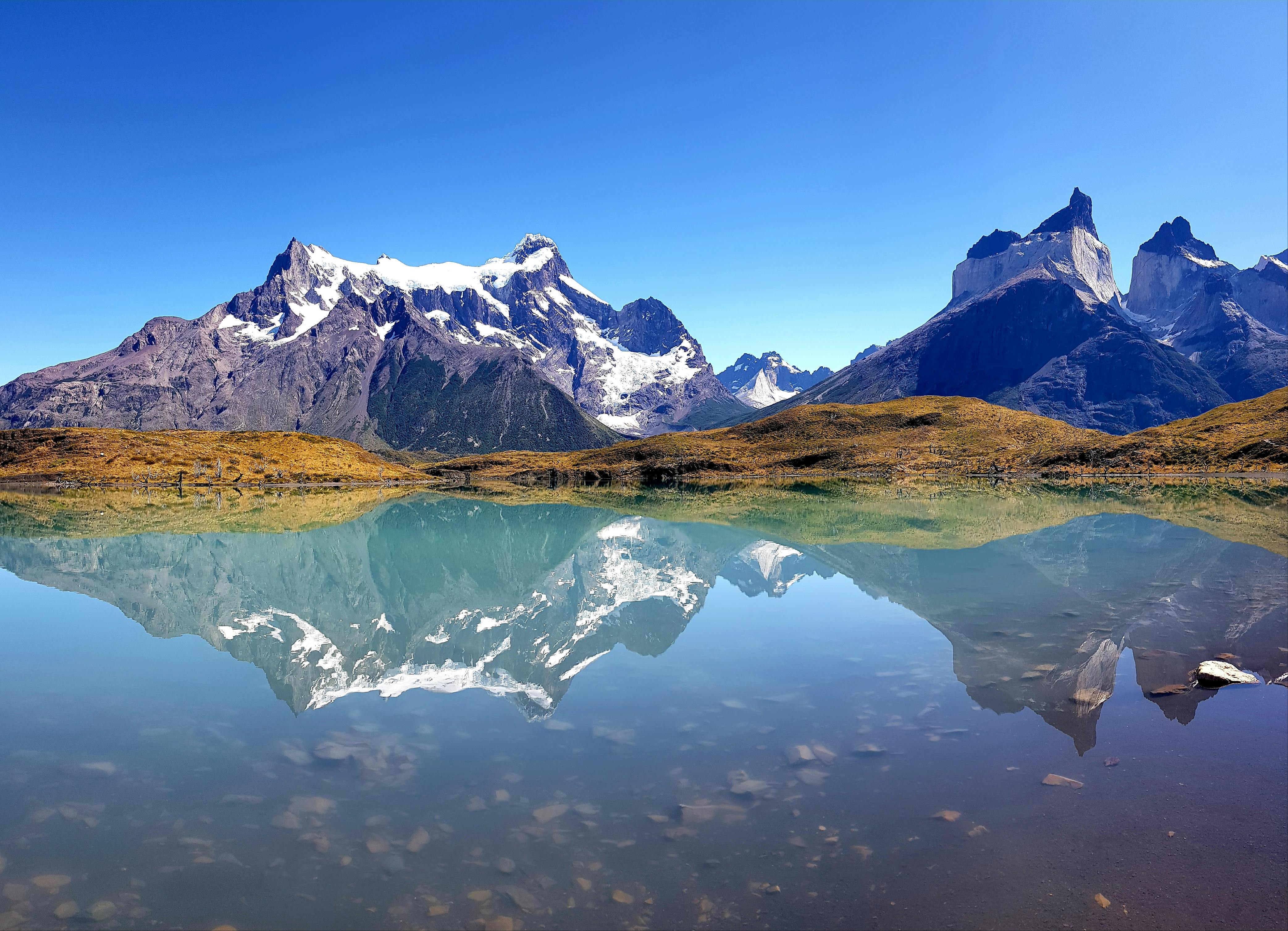 Femme se relaxant dans une baignoire les yeux fermés.