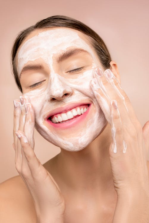 Gratis Mujer Con Jabón Facial Blanco En La Cara Foto de stock