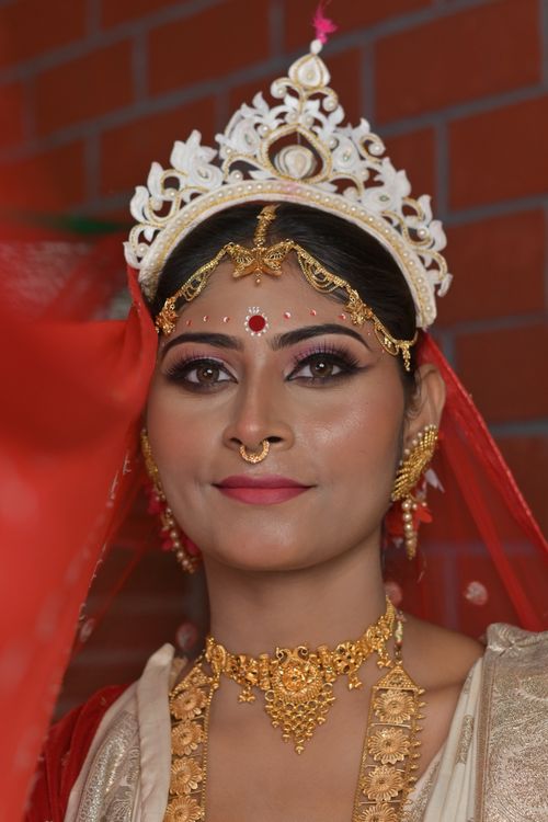 Free A beautiful Bengali bride in traditional attire with ornate jewelry and makeup, captured in Kolkata, India. Stock Photo