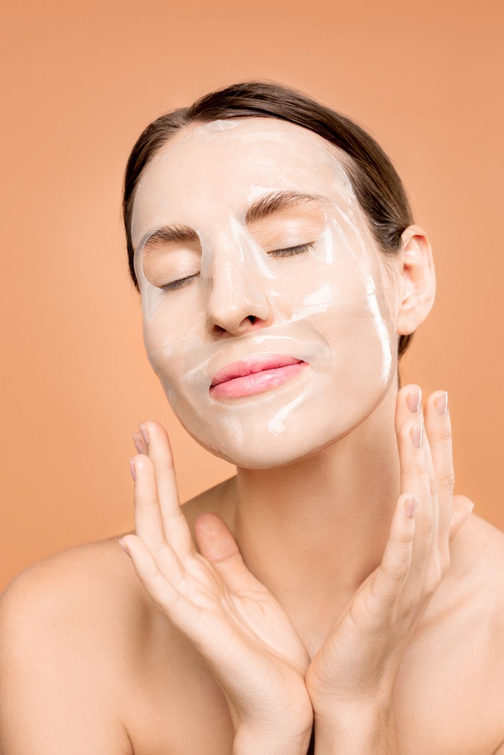 Woman wearing the NOCTÉ overnight collagen masque