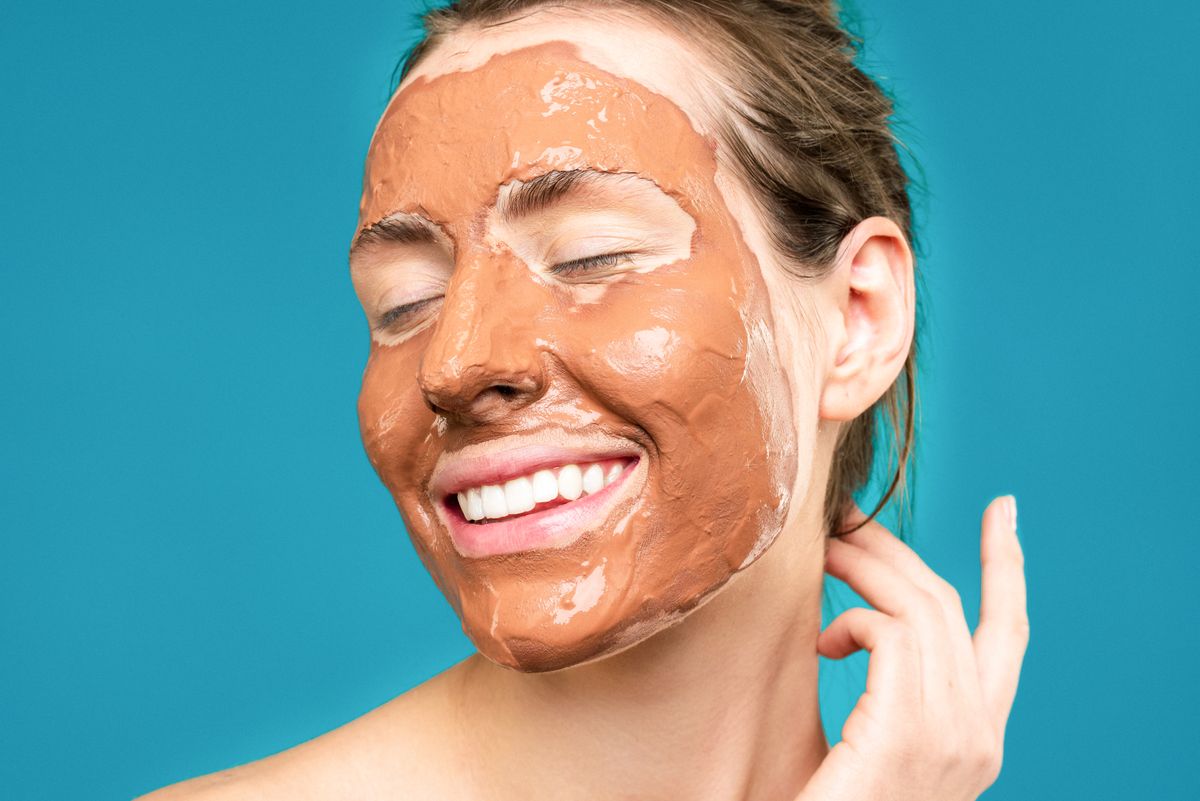 Mujer utilizando una mascarilla facial
